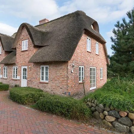 Vakantiehuis Reetdachhaus-bernstein *